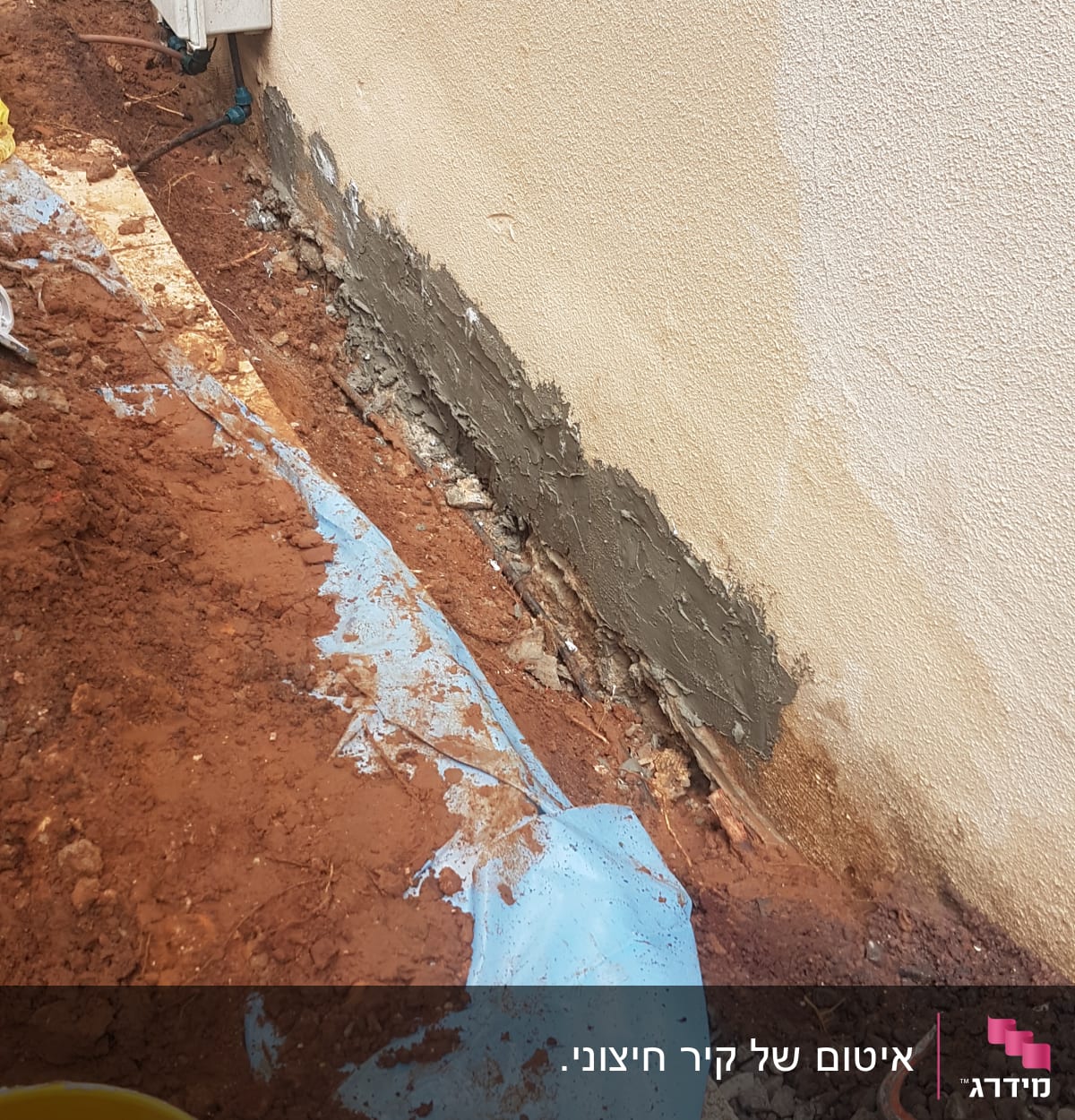 איטום קיר חיצוני עם חומר איטום אפור